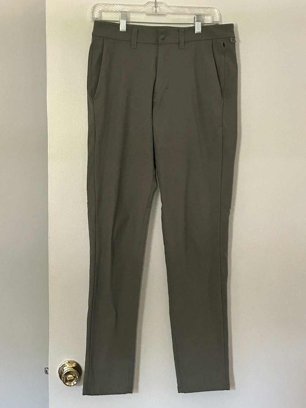 Lululemon commission pant in light olive / green WITH HOLE